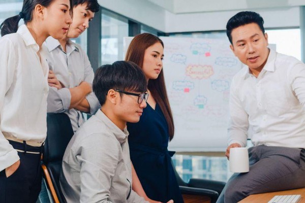 Người chơi đọc thông tin về cờ bạc có trách nhiệm trên máy tính